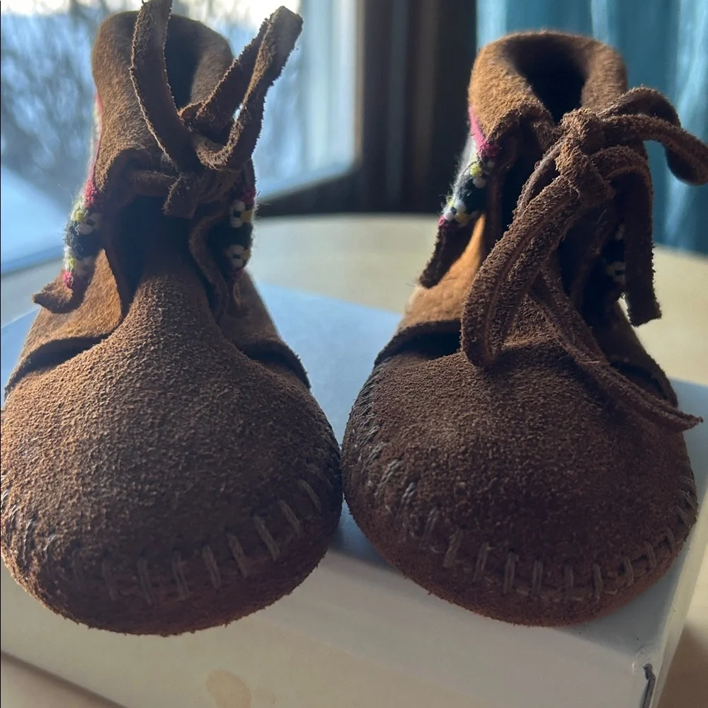 Minnetonka NWT PA•POO•SHU Moccasins INFANTS SIZE 4 with Colorful Trim